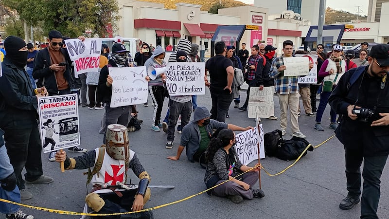 En Batallón de San Patricio se sentaron en el piso desafiando a las autoridades.