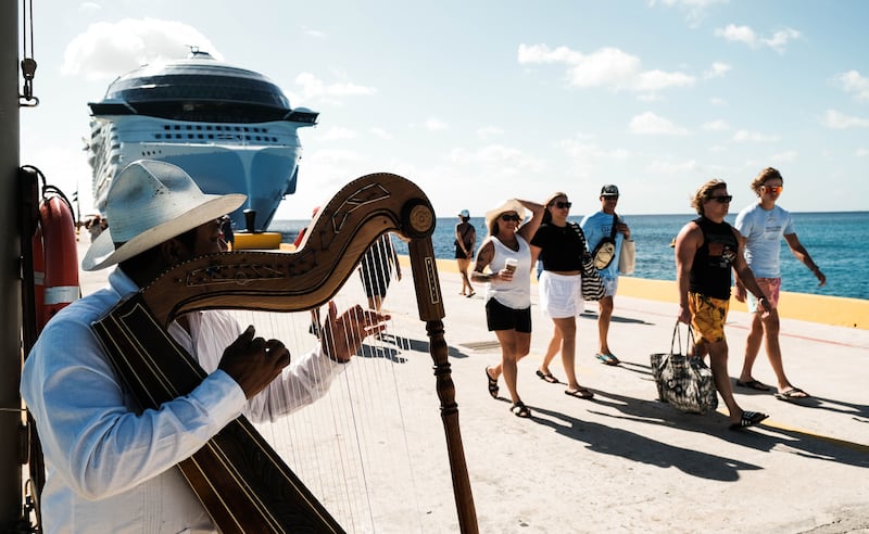 MAHAHUAL, QUINTANA ROO. 06FEBRERO2024. “Al Icon of The Seas” el crucero más grande del mundo. Con más de 10 mil personas a bordo y una longitud de 365 metros, marca un hito en la recuperación del turismo de cruceros en la región. Este barco de la Royal Caribbean se suma a las más de 217 llegadas de cruceros este año.  
FOTO: ELIZABETH RUIZ/CUARTOSCURO.COM