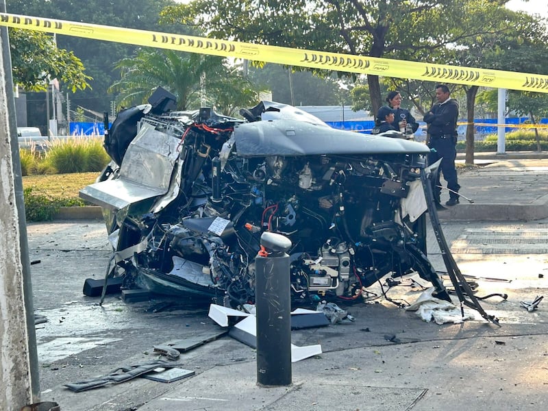 Soporta armas biológicas, pero no a México: otra Cybertruck se despedaza en el país