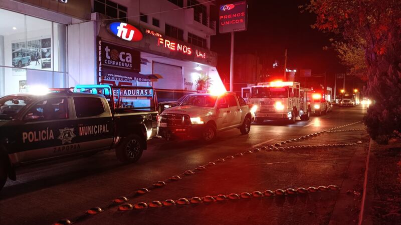 Los bomberos tuvieron que usar equipo hidráulico para liberar al trabajador que sufrió fractura de una pierna.