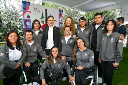 Con la cuenta regresiva en 15 días para el inicio de los Juegos Olímpicos París 2024, se celebró este jueves el Día Nacional de Francia en México. La ceremonia, que resaltó la amistad entre ambos países, contó con la presencia de Ana Gabriela Guevara Espinoza, directora de la CONADE. Este evento destaca la importancia del deporte como un puente entre culturas y refuerza la unión en el contexto olímpico, generando entusiasmo por la competencia que se avecina.