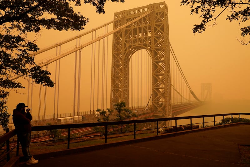 Incendios en Canadá tiñen cielo de NY.