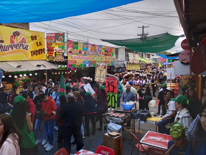 Por momentos, caminar por las calles de la colonia resultó complicado por los puestos de comida y peregrinaciones.