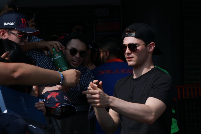 Patricio O'Ward dando autógrafos en el GP de México.