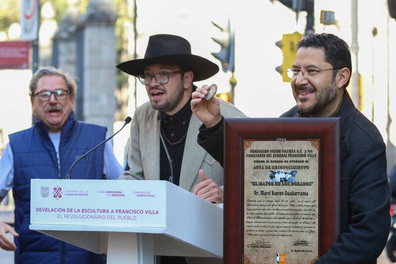 Develan escultura de Pancho Villa en calle Madero del Centro Histórico