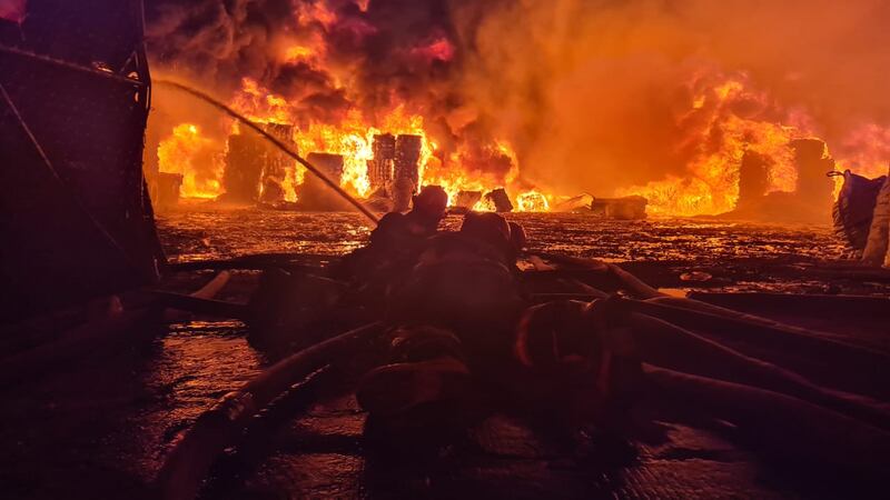 El fuego ha causado daños en líneas telefónicas y del tendido eléctrico.