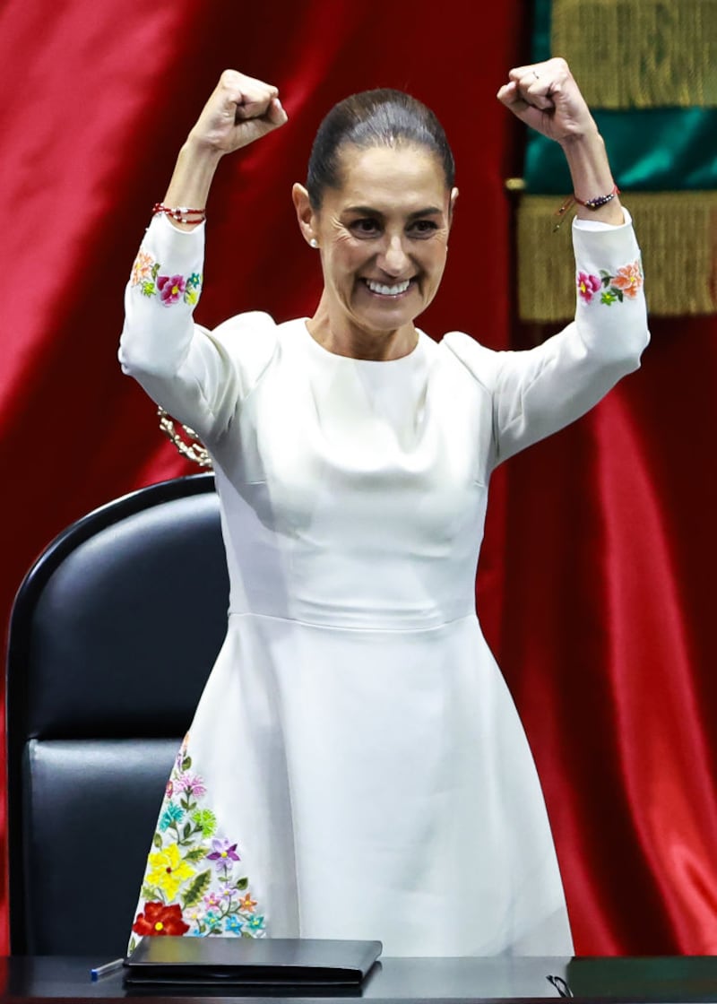 En México, la candidata izquierdista Claudia Sheinbaum ganó las elecciones presidenciales con el 60.7% de los votos. Se convirtió en la primera mujer en ser electa presidenta de México, el país con más hispanohablantes del mundo.