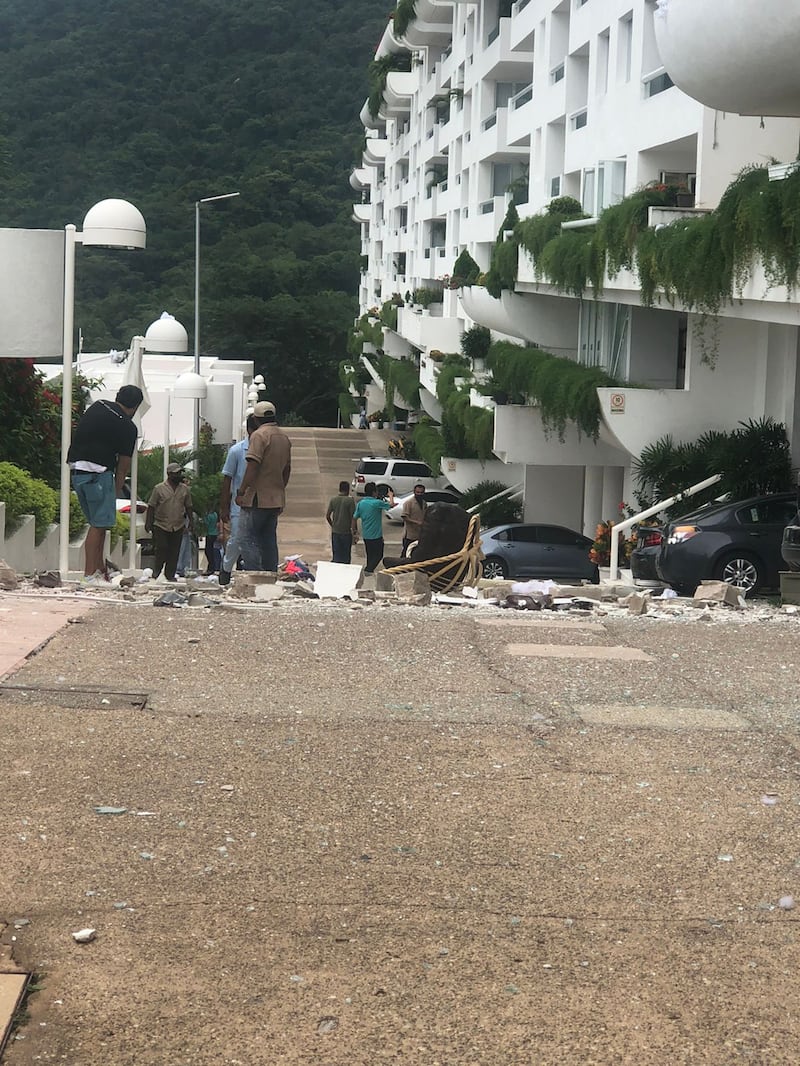 Explosión en piso cinco de Las Brisas Diamante, en Acapulco, Guerrero.