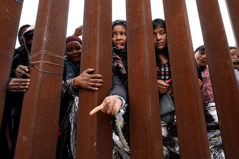 Las imágenes muestran el drama de miles de personas que esperan  en la frontera de México y Estados Unidos para cruzar al norte.