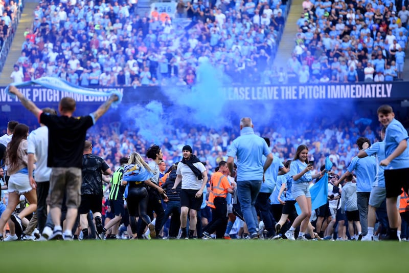 Con la invasión del campo, el City celebra un nuevo título de liga