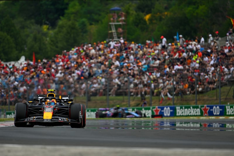 Checo Pérez suma ocho carreras sin subir al podio.