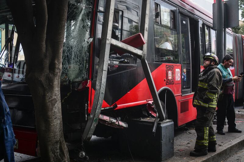 Choque de Metrobús en Insurgentes deja a 20 pasajeros heridos