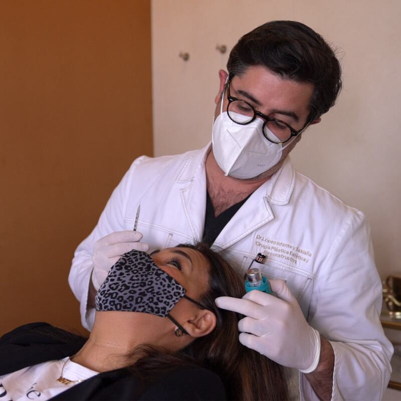 ¿Cómo se aplica el botox?, ¿tiene algún efecto secundario?, ¿cuánto dura?, cuidados y más, el doctor Raúl López Infante y Saldaña, cirujano plástico estético certificado responde todas estas preguntas.