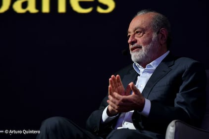 En un evento lleno de historia y reflexión, Carlos Slim, el hombre más rico de México, subió al estrado del auditorio del Centro Libanés para compartir una charla que cautivó a los presentes. Con nostalgia, Slim relató la travesía de su padre desde el Líbano y cómo, en palabras del magnate, "vino de luna de miel y nunca más se fue de México", echando raíces profundas en este país.