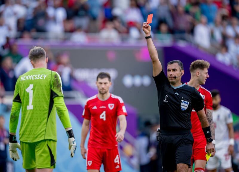 Mario Escobar, árbitro guatemalteco, mostró la única tarjeta roja en lo que va de mundial, al galés Wayne Hennessey