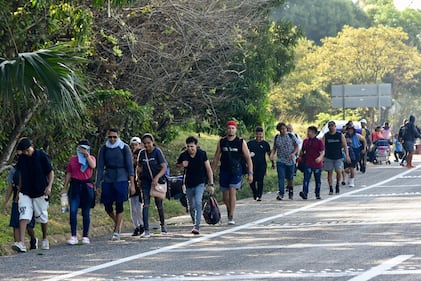 Migrantes se desplazan en caravana rumbo a Estados Unidos.