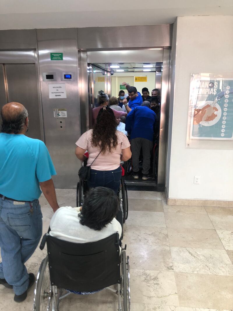 Filas de pacientes esperan entrar al único elevador funcional.