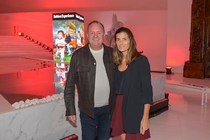 En una noche mágica, el icónico Museo Soumaya tuvo una visita de glamour para recibir a la supermodelo brasileña Alessandra Ambrosio, quien se desfiló en una pasarela inolvidable. La modelo brilló en cuatro apariciones, cautivando a los presentes con su elegancia y carisma.

El evento reunió a diversas celebridades, destacando la presencia de Dulce María, quien llegó acompañada de su esposo y disfrutó cada momento del desfile. La ex-RBD se mostró radiante y emocionada, compartiendo sonrisas y aplausos a lo largo de la velada.