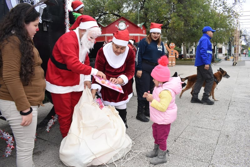 Acompañados de un Santa los policías entregaron dulces y regalos a los niños.