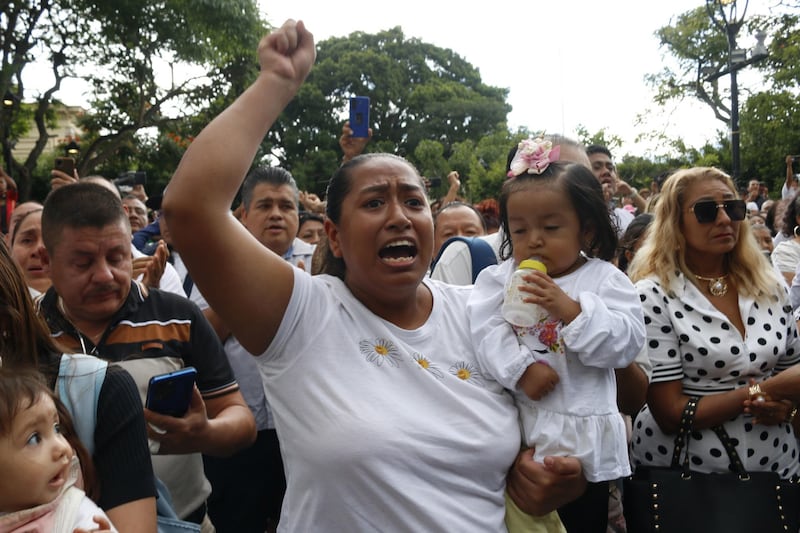 Despiden con flores y exigencia de justicia al alcalde Alejandro Arcos