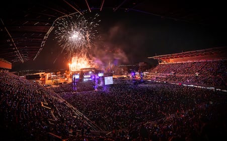 En un encuentro único con sus fanáticos de todas las edades, Los Temerarios ofrecieron la primera de sus dos presentaciones en el Estadio GNP Seguros, recinto que fue testigo de una noche llena de temas que marcaron la carrera de la agrupación en más de 40 años dentro de la industria, por lo cual el público coreó canciones como “Dímelo", "Solo te quiero a ti", "Te hice mal", "Por qué te conocí", entre otras.