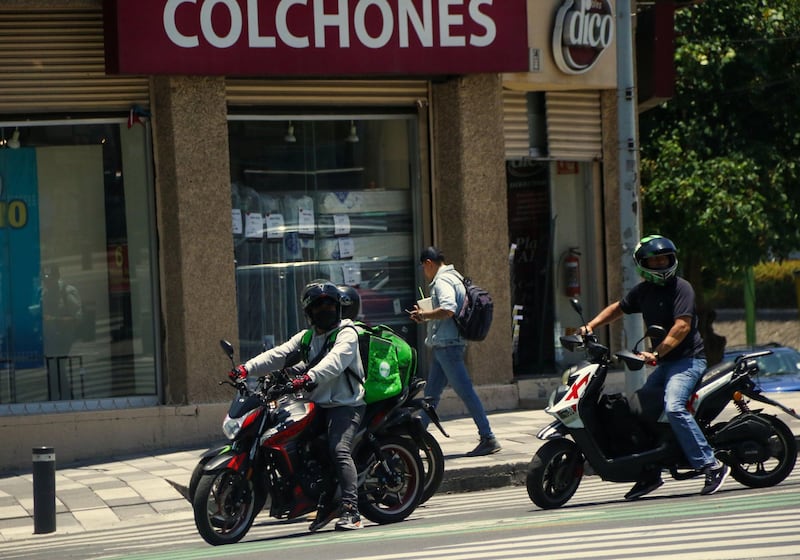 Motocicletas en el Viaducto Miguel Alemán. Foto: Cuartoscuro