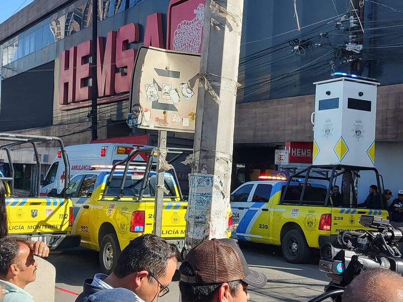 La Policía de Monterrey, agentes de la AEI acudieron al lugar y cerraron las calles aledañas.