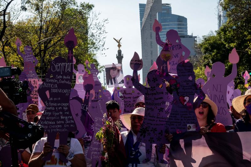 Familiares de víctimas de feminicidio o violencia de género marcharon este 25 de noviembre.