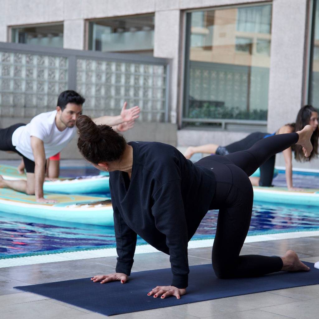 Cinco beneficios de hacer yoga sobre el agua y dónde practicarlo
