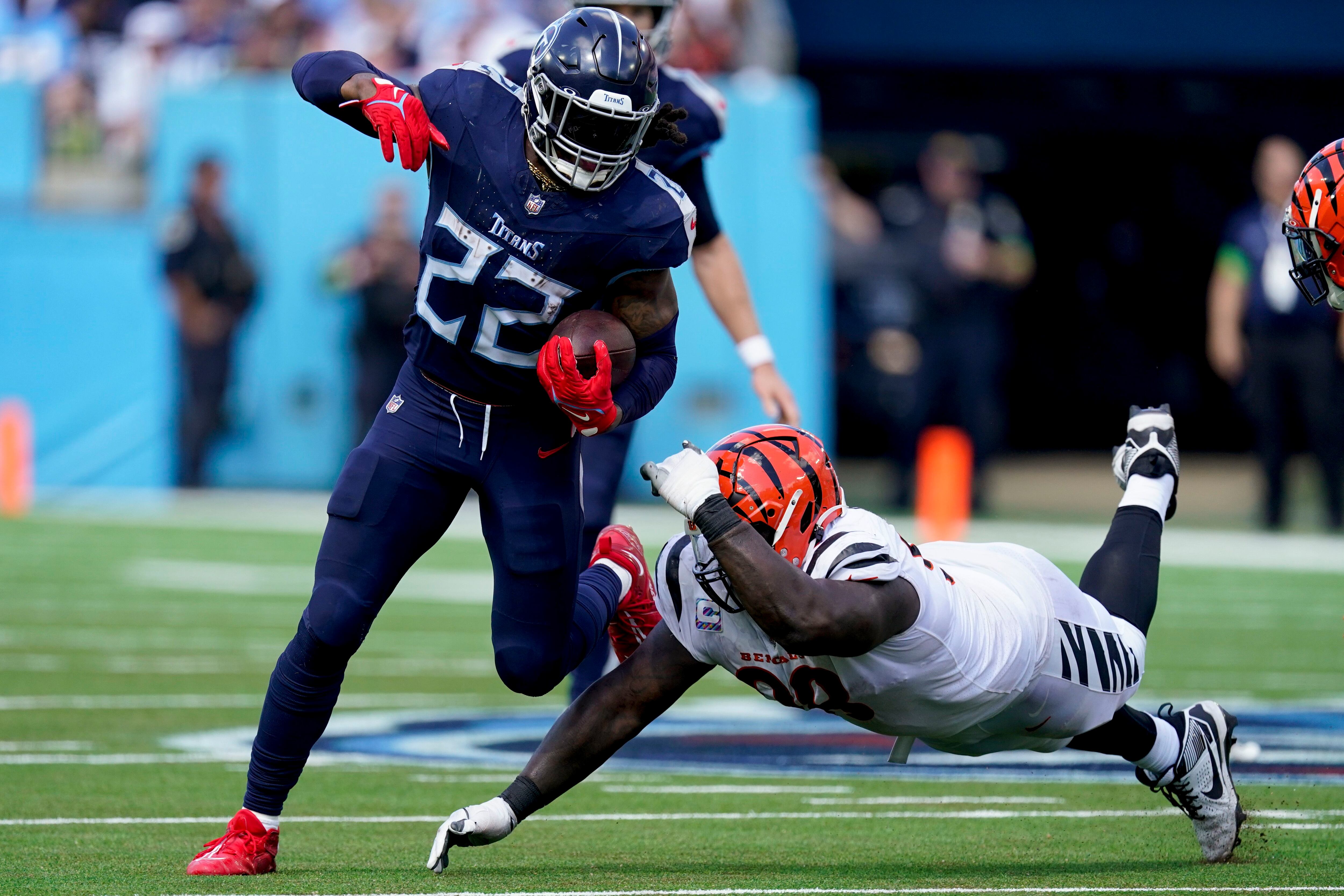 Henry corre para un TD y manda pase para otro, Titans arrasan 27-3 a Bengals