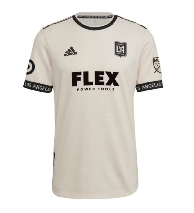 Carlos Vela presentó el nuevo uniforme del LAFC para la campaña 2023
